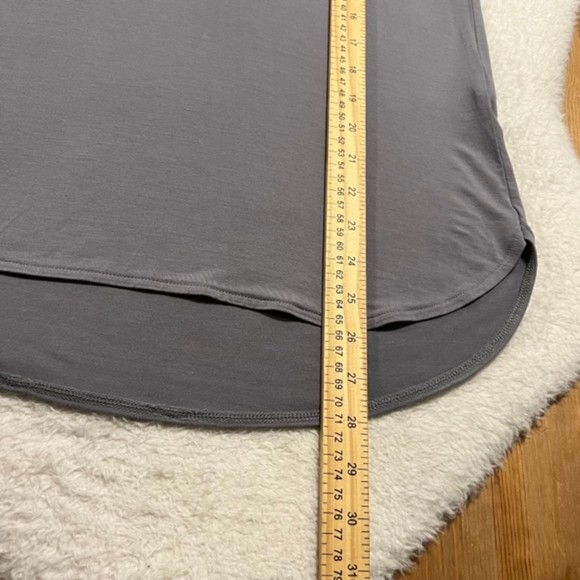 White House Black Market Womens Gray VNeck Hi Low Hem LS Top Soft & Satiny Sz XS - Picture 11 of 11